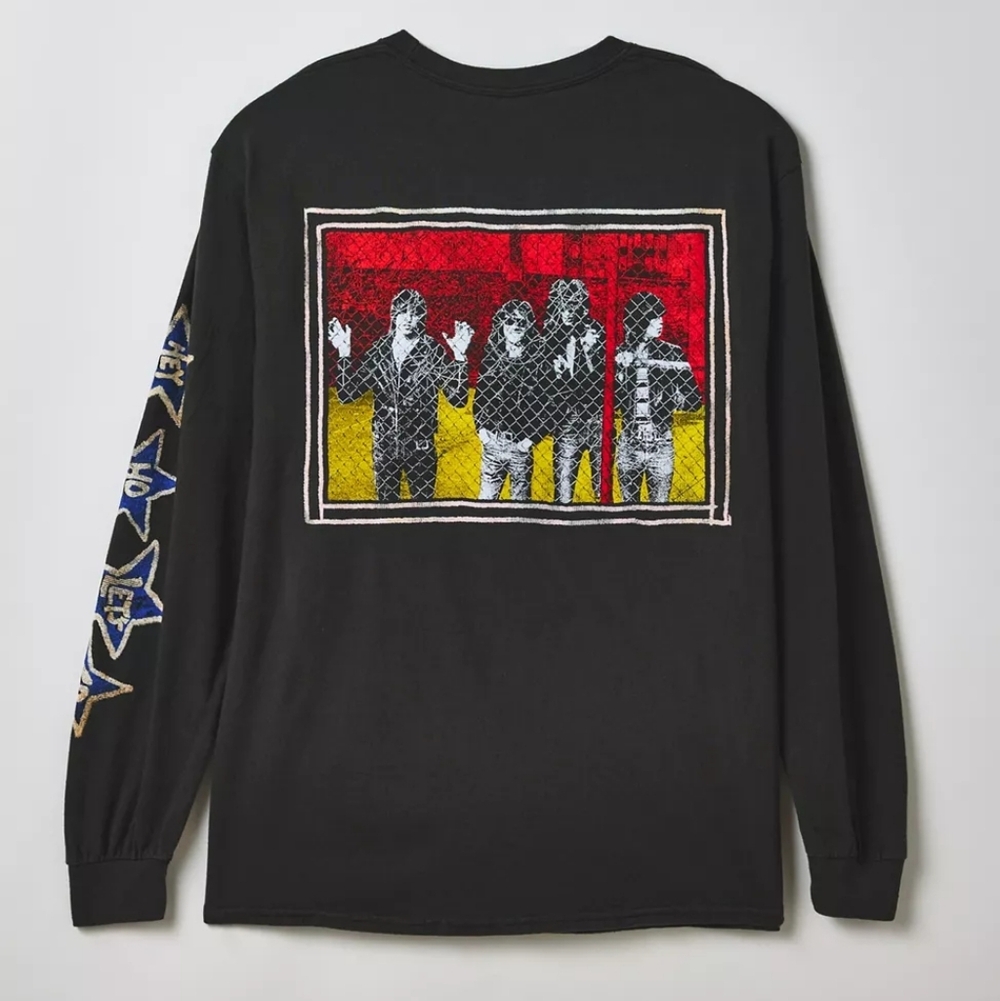 ❣️🪷 NWOT Urban Outfitters Ramones Star Graphic Long Sleeve Tee, Size M 🌙